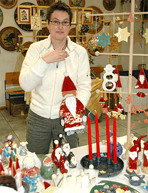 Kerstin Ehler mit einem Keramiknikolaus